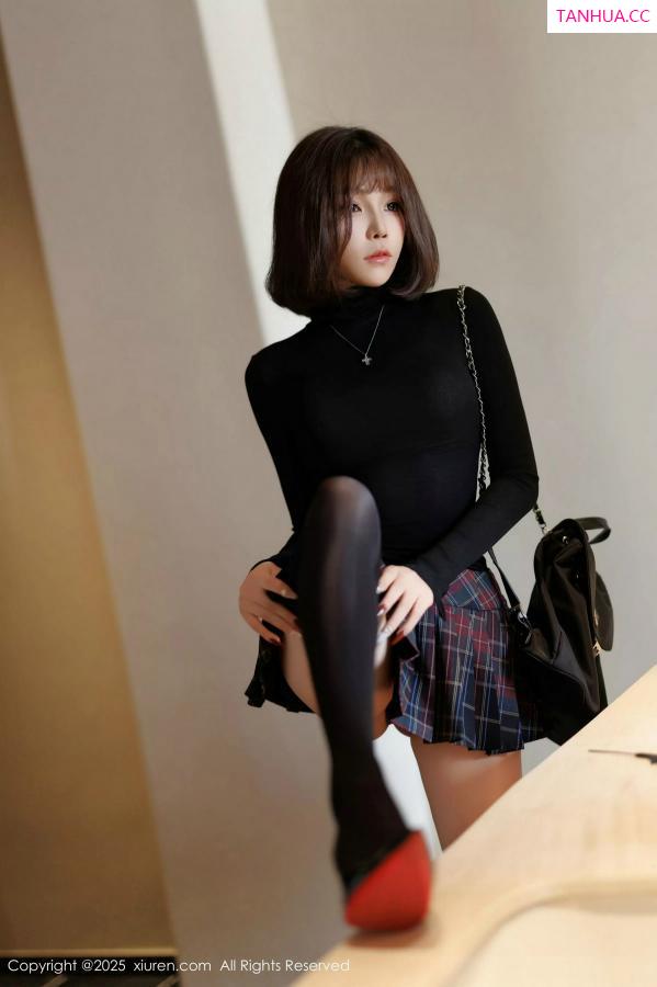 陈芝 芝芝Booty [XiuRen]高清写真图 2025.02.27 No.9944 徐莉芝Booty 黑丝美腿第5张图片